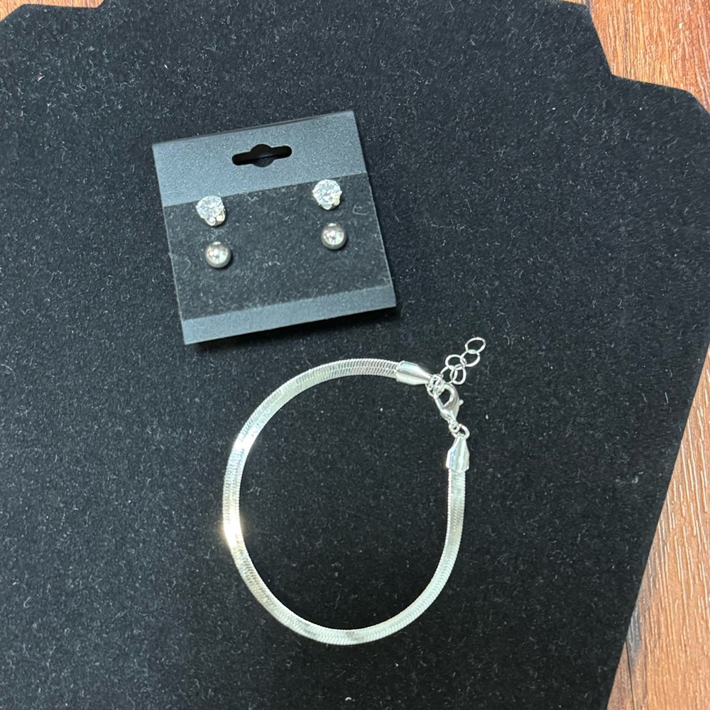 Elegant Silver Tone Jewelry Set with Cubic Zirconia